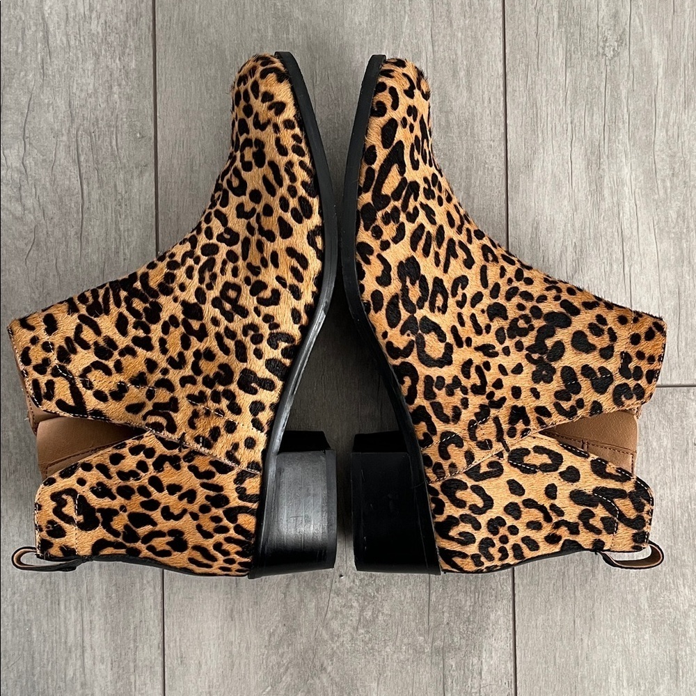 VIONIC NWOT Leopard Print Fur Leather Ankle Boots V Cutout, Size 8 - Picture 6 of 11